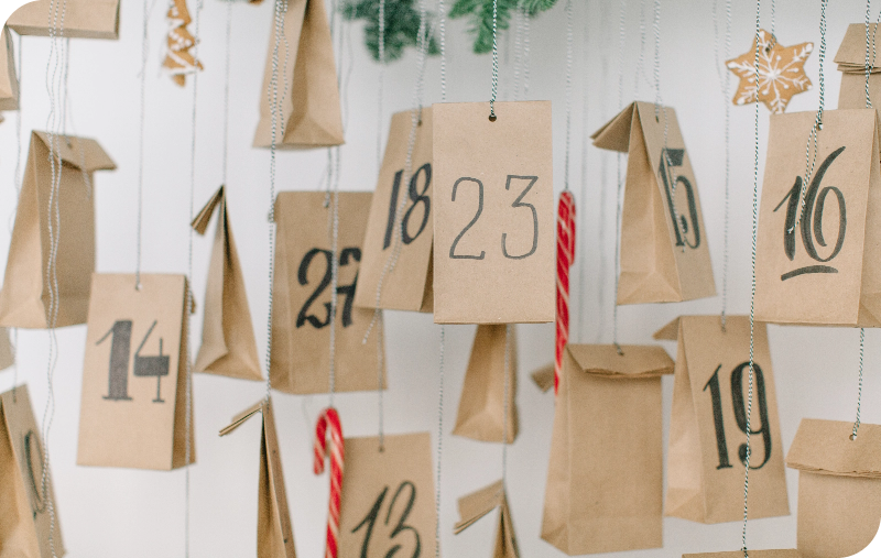 close-up-paper-bags-with-numbers-hanging-home-christmas